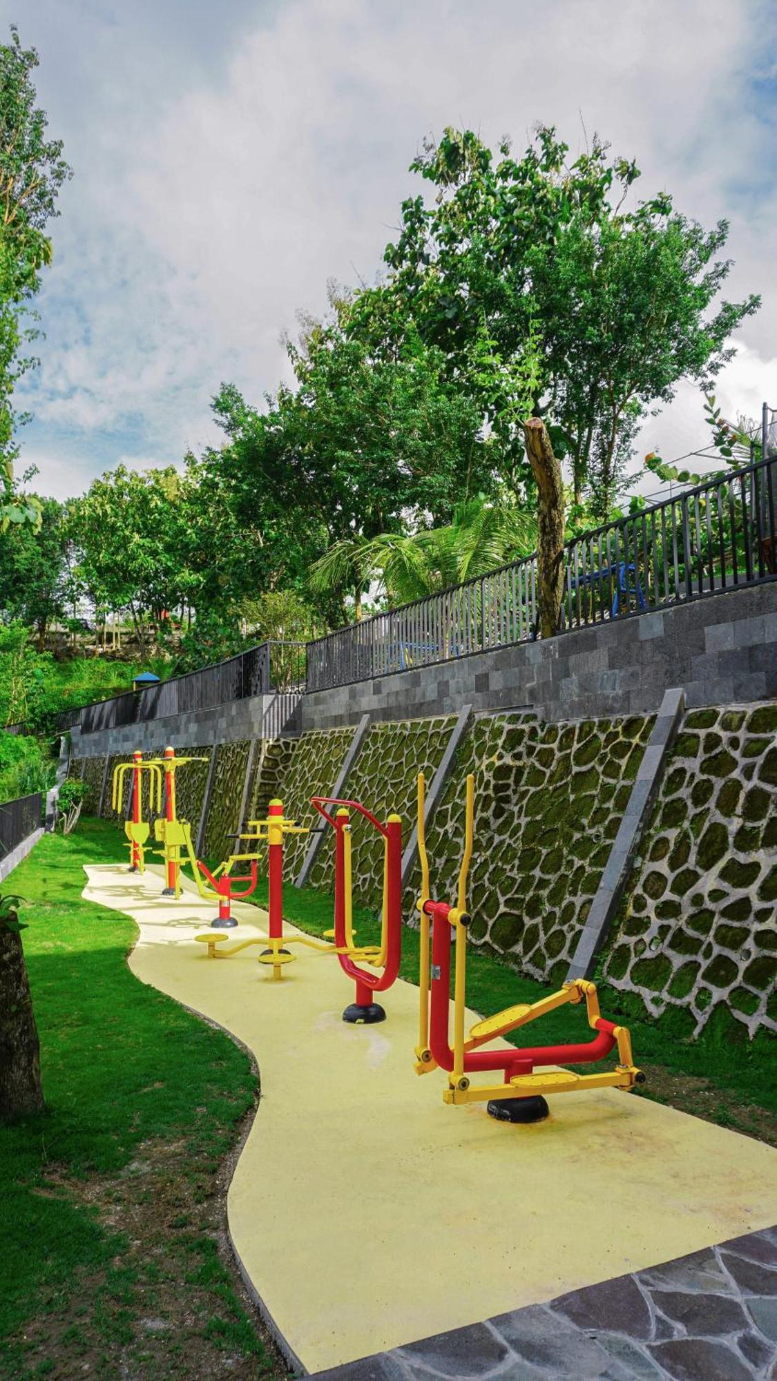 ホテル Amaranta Prambanan Yogyakarta エクステリア 写真